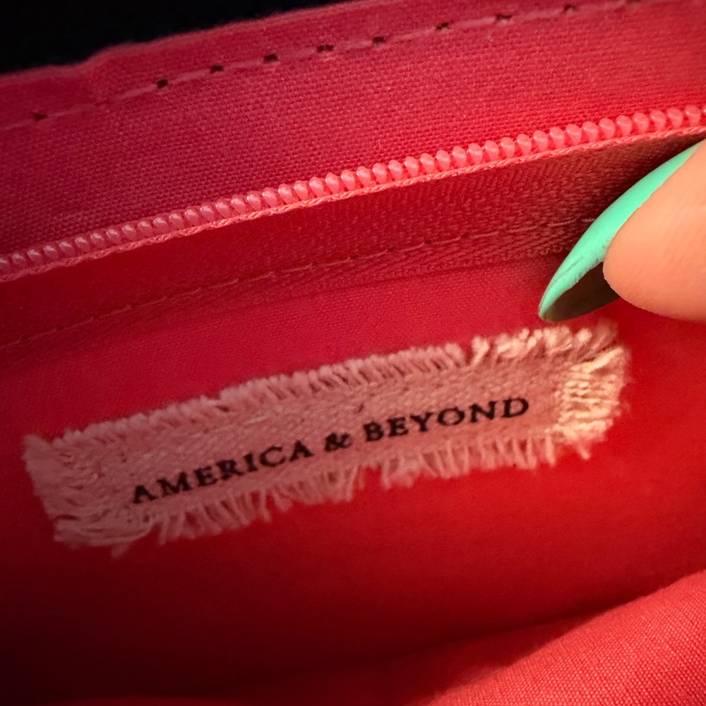 America & Beyond Beaded Wallet Set - Picture 4 of 5